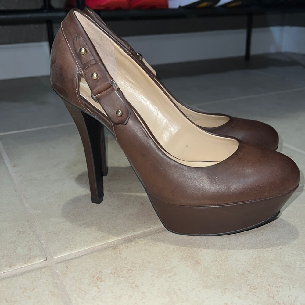 Guess Pumps